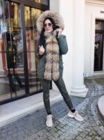 Kurtka parka w kolorze zielonym - postawiony kaptur z futrem