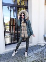 Kurtka parka w kolorze zielonym - kaptur obszyty futrem lisa