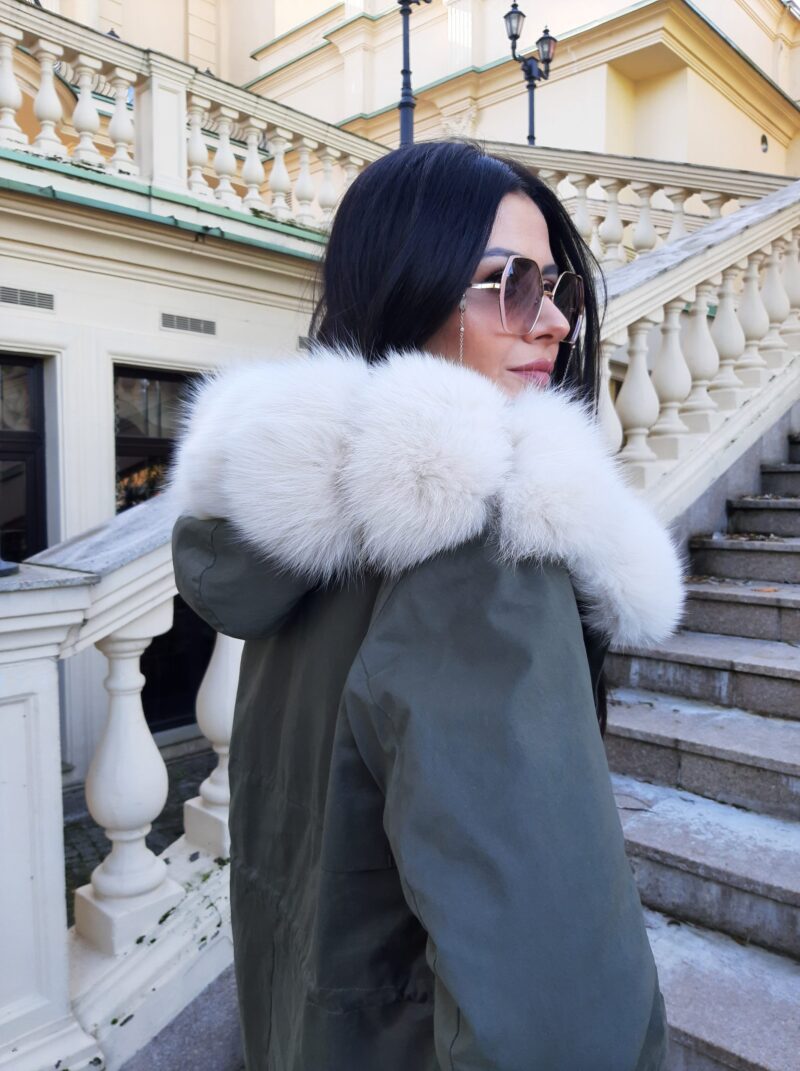 Kurtka parka z futrem lisa - zbliżenie na białe futro lisa