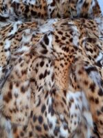 Poduszki dekoracyjne z futra ocelota - zbliżenie na włosie
