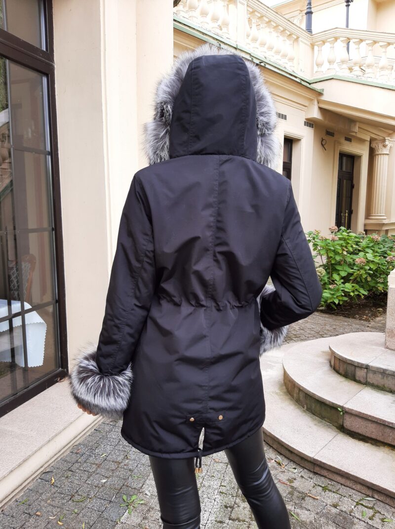 Kurtka parka z futrem lisa - plecy z postawionym kapturem