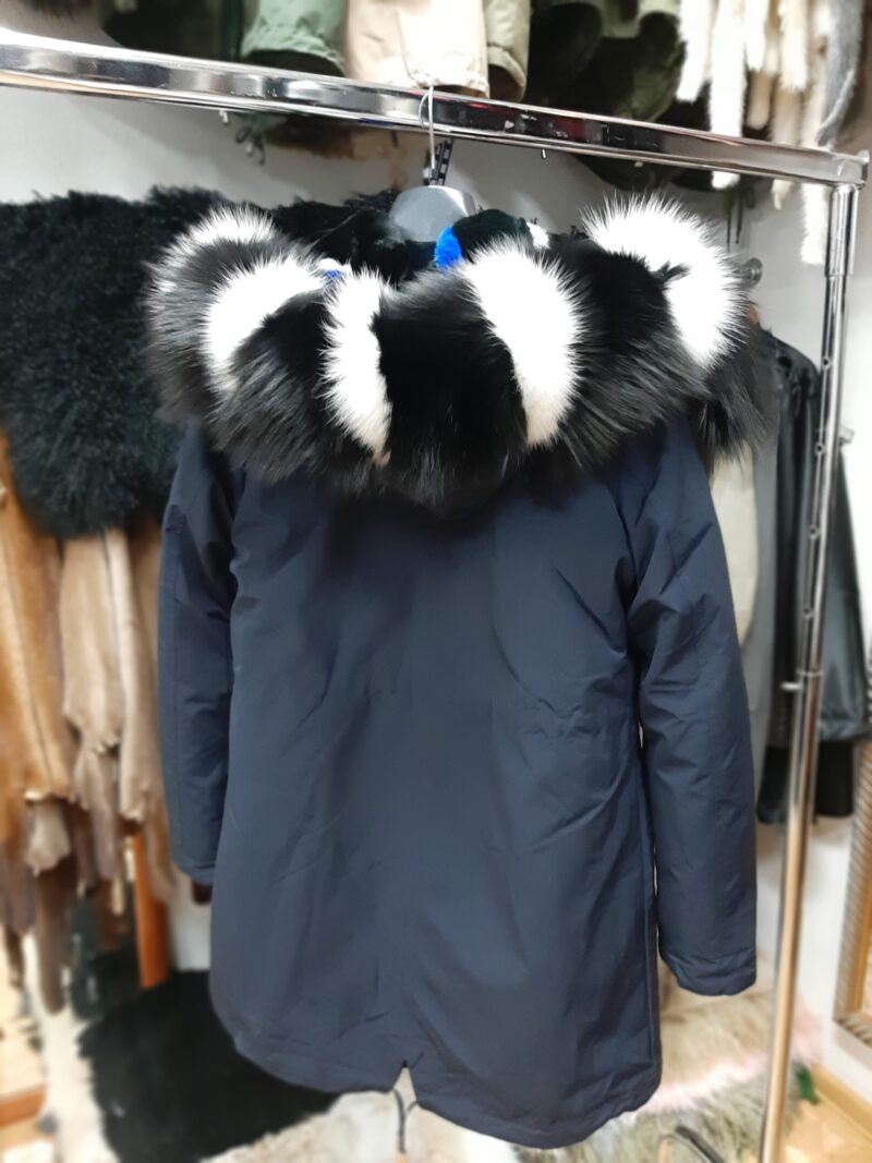 003 Kurtka parka granatowa z lisem - tył na wieszaku