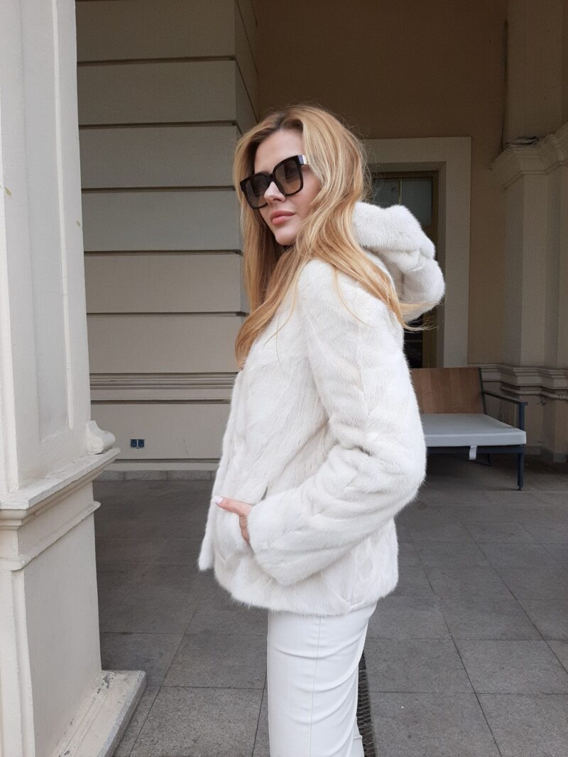 Kurtka z norek Pearl Mink - z boku, szeroki rękaw