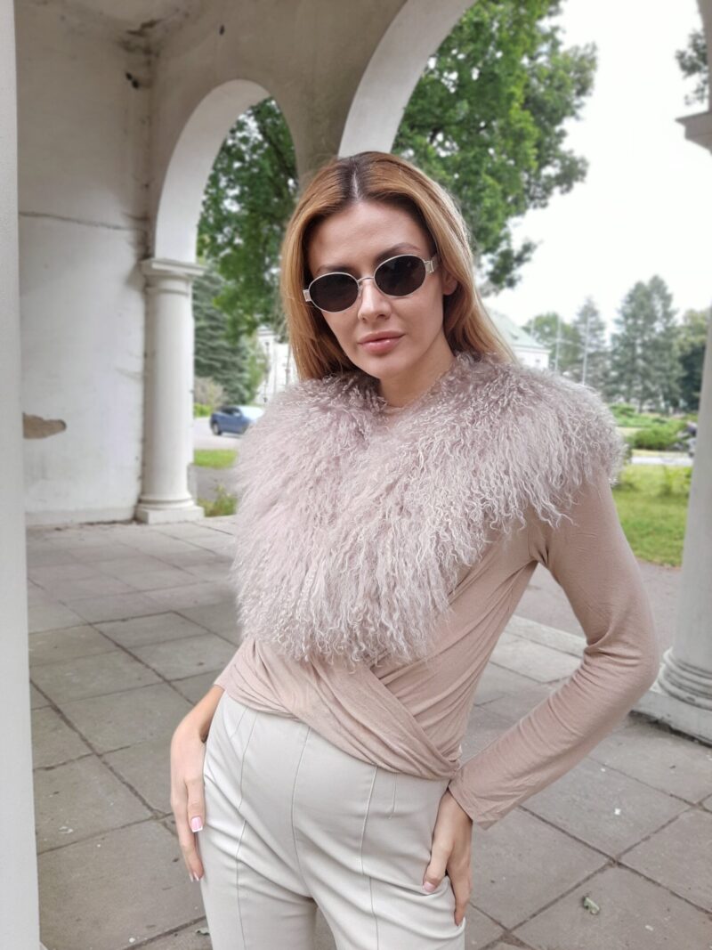 Kołnierz z lamy w kolorze pudrowego różu na ramionach