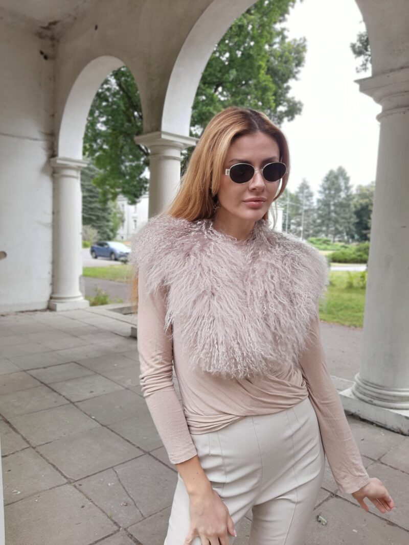 Kołnierz z lamy - z boku, puszyste włosie na ramieniu