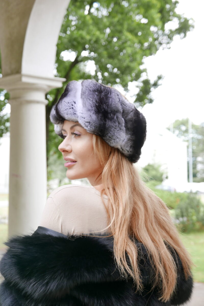 Opaska z szynszyli z boku, modelka w czarnym futrze z lisa
