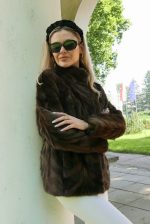 001 Elegancka Kurtka z Naturalnych Norek ze Stójką- Ciemny brąz rozmiar M