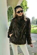 003 Elegancka Kurtka z Naturalnych Norek ze Stójką- Ciemny brąz rozmiar M