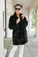 004 Elegancka kurtka z norek w kolorze czarnym ze stójką rozmiar L