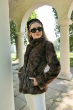 004 Elegancka Kurtka z Naturalnych Norek ze Stójką- Ciemny brąz rozmiar M