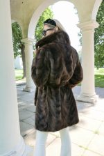004 Luksusowe Brązowe Futro z Norek z Kołnierzem i Paskiem-Ponadczasowa Elegancja rozmiar L