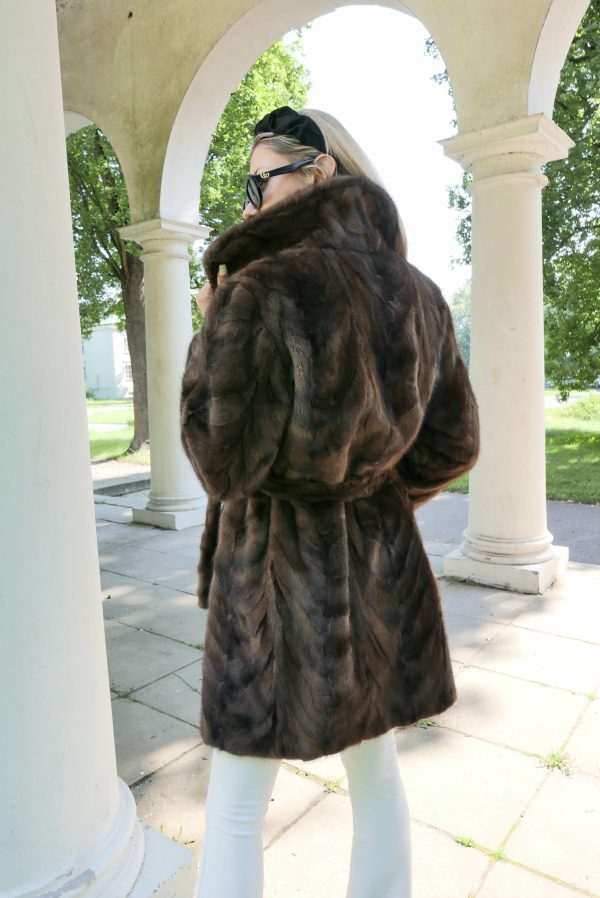 Luksusowe Brązowe Futro z Norek z Kołnierzem i Paskiem-Ponadczasowa Elegancja rozmiar L