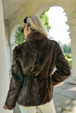 005 Elegancka Kurtka z Naturalnych Norek ze Stójką- Ciemny brąz rozmiar M