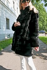 006 Elegancka kurtka z norek w kolorze czarnym ze stójką rozmiar L