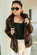 008 Elegancka Kurtka z Naturalnych Norek ze Stójką- Ciemny brąz rozmiar M