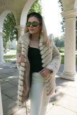 015 — kopia Ekskluzywna Kurtka z Norek w Kolorze Perłowym- Styl i Elegancja ze Stójką rozmiar S/M