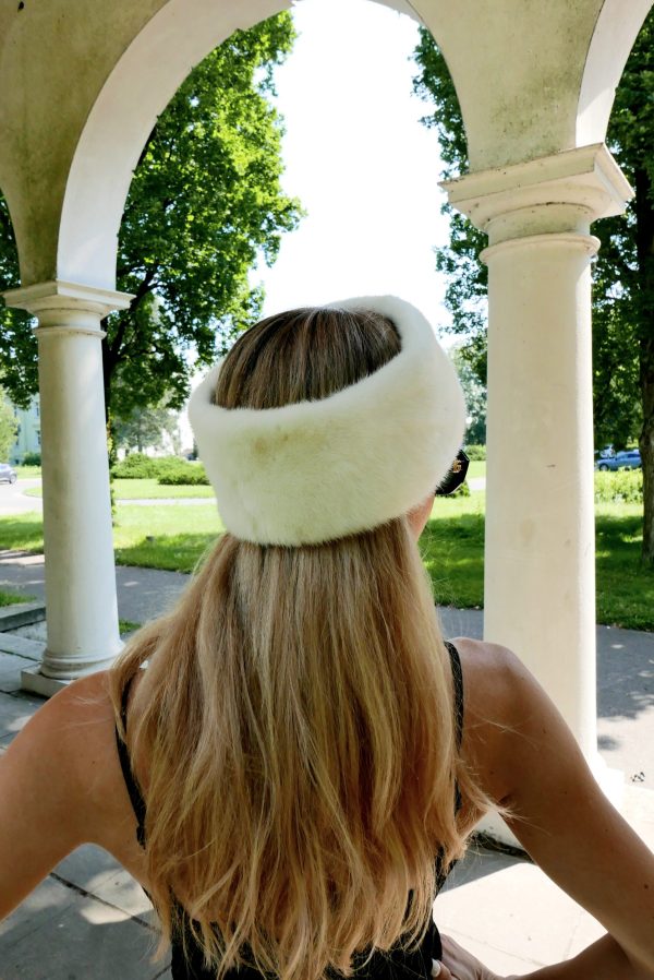 Elegancka Opaska z Naturalnego Futra Białej Norki- Synonim Luksusu i Ciepła